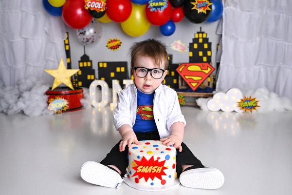 Baby and cake during a festive session