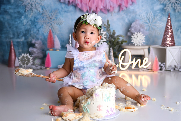 Baby celebrating a cake smash session